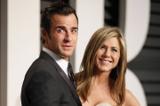 Jennifer Aniston y Justin Theroux en la alfombra roja de la fiesta de VanityFair de los Oscar.-Foto: REUTERS