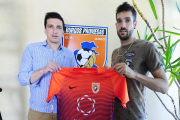 David Pereda y Gabri Ortega posan con la camiseta del Promesas.-ISRAEL L. MURILLO