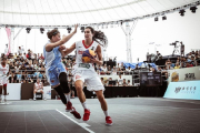 Sofía Galerón fuerza la penetración durante un partido de la primera fase.-FIBA