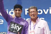 Mikel Landa con el maillot morado en el podio de honor.-SANTI OTERO