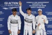 Nico Rosberg, flanqueado por Lewis Hamilton y Valtteri Bottas, celebra su 'pole' de Suzuka.-Foto: REUTERS