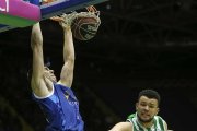 Cancar machaca el aro del Betis ante la presencia de Nelson, el pasado domingo.-ACB PHOTO / F. RUSO