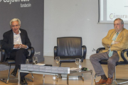 Juan Carlos Aparicio y Octavio Granado durante la presentación del debate antes de exponer sus argumentos.-SANTI OTERO