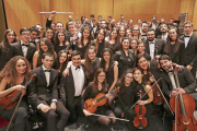 Los miembros de la Joven Orquesta Sinfónica posan con sus instrumentos.-ECB