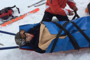 Mercedes Milá, en la camilla tras romperse la tibia esquiando en Sestriere.-TELECINCO