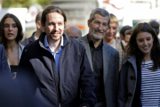 El secretario general de Podemos, Pablo Iglesias (2i), junto al exjefe del Estado Mayor de la Defensa José Julio Rodríguez (2d) a su llegada a un almuerzo informativo organizado por el Foro ABC-Deloitte hoy en Madrid.-EFE