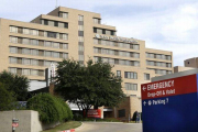 Entrada al hospital de Dallas donde están ingresados los sanitarios enfermos de ébola.-Foto: L.M. OTERO / AP