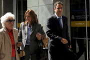 María del Carmen Álvarez del Valle, abuela de la reina Letizia (izquierda) junto a Henar Ortiz, su tía, en septiembre del 2015.-EFE / ELOY ALONSO