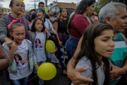 Un grupo de personas en el entierro de la niña Ágatha Félix en Brasil.-EFE
