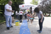 Varios niños intentan pescar los residuos en el río.-RAÚL G. OCHOA