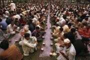 Habitantes de Lahore se reúnen a la espera de romper el ayuno durante el Ramadán, en una imagen de archivo.-MOHSIN RAZA/REUTERS