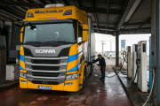 Un camionero llena el depósito en una gasolinera de Burgos. El gasoil es el carburante que más se ha encarecido el último año. TOMÁS ALONSO