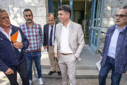 Marañón, en el centro, rodeado del equipo de Vox y el portavoz de Cs en la Diputación y responsable de los pactos.-SANTI OTERO