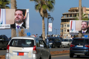 Imágenes del exprimer ministro libanés, Saad Hariri, en las calles de la capital libanesa, Beirut.-/ REUTERS / MOHAMED AZAKIR (REUTERS)