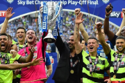 Los jugadores y técnicos del Huddersfield celebran el ascenso a la Premier-AFP