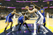 Marc Gasol, de Memphis Grizzlies (2d), impulsa a la canasta de Golden State Warriors.-EFE