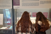 Un centenar de alumnos del IES ‘Enrique Flórez’ de Burgos visita la exposición ‘Literatura en clave de mujer. Diez escritoras de Castilla y León’. ECB