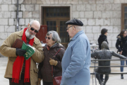 Un turista en la plaza de San Fernando consulta en un mapa con unos ciudadanos un lugar a donde acudir.-RAÚL OCHOA
