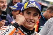 El campeonísimo Marc Márquez (Honda) ha celebrado, hoy, con este gesto, en Brno, su ’pole’ nº 86, cifra récord de todos los tiempos.-ALEJANDRO CERESUELA
