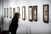 Una mujer observa las obras de Goya en el Museo del Prado.-DAVID FERNÁNDEZ (EFE)