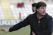 Aljandro Menéndez da instrucciones durante el partido de ayer.-SANTI OTERO