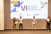 Los ganadores del concurso posan con sus diplomas en la sede de la Isabel I. Ui1