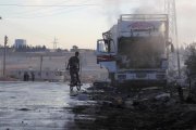 Uno de los camiones del convoy humanitario alcanzado por el ataque aéreo.-AMMAR ABDULLAH / REUTERS