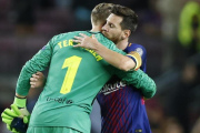 Ter Stegen y Messi se abrazan tras el triunfo del Barça sobre la Juve en el Camp Nou.-AP / FRANCISCO SECO