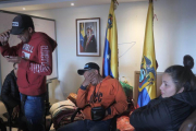 Emigrantes venezolanos hacen fila este para abordar alguno de los aviones que se dirigen a Caracas esta semana  en la embajada de Venezuela en Quito, Ecuador.-EFE DANIELA BRIK