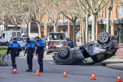 Agentes de la Policía Local, en el lugar del accidente. SANTI OTERO