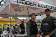Soldados de la Guardia Nacional, durante un proceso de validación del partido Primero Justicia, el 18 de marzo, en Caracas.-Cristian Hernandez