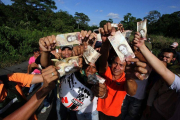 Protestas en San Cristobal por la retirada de los billetes de 100 bolívares.-AFP / GEORGE CASTELLANOS