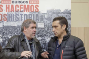 El secretario general de CCOO, Unai Sordo (I), charla con el de Castilla y León, Vicente Andrés.-S. OTERO