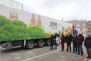 En la imagen, el alcalde, con miembros de la asociación junto al camión de ayuda humanitaria.-RAÚL G. OCHOA
