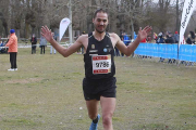 Alejandro Martínez entra victorioso en la  línea de meta del XXI Cross Félix Hernando-Raúl G. Ochoa