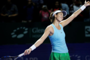 Muguruza se despide del público de Singapur tras ganar a Kuznetosva.-REUTERS / EDGAR SU
