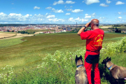 Un miembros del GREM durante la búsqueda por el entorno de la carretera de Arcos.