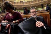 Rajoy y Sáenz de Santamaría, en el Congreso, ayer.-JUAN MANUEL PRATS