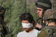 Un soldado israelí venda los ojos de un detenido palestino cerca de Nablus, en Cisjordania.-AP / NASSER ISHTAYEH