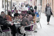 Clientes en terrazas de la calle de Blai.-Foto: RICARD CUGAT