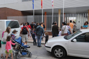 Niños y padres a la entrada del colegio de Fuentecillas, donde la demanda se ha suavizado este año.-R.G.O.