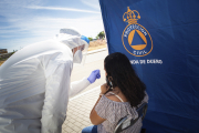 Una persona es sometida a un test pcr en Aranda de Duero. PACO SANTAMARÍA