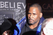 R. Kelly, en el momento en que abandona su estudio en Chicago para entregarse a la policía.-AP