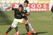 SergioEsteban presiona a un rival.-SANTI OTERO