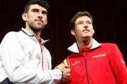Pablo Carreño (derecha), con Franko Skugor, en el sorteo de este jueves en Osijek.-EFE / ANTONIO BAT