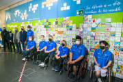 Miembros de la fundación y del club Servigest posan junto al concejal de Deportes frente al mural. TOMÁS ALONSO
