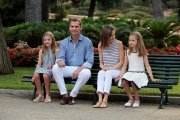 Felipe y Letizia, con Leonor y Sofía, en el tradicional posado de verano en Mallorca.-ENRIQUE CALVO / REUTERS