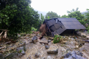 Daños causados por las inundaciones en la provincia de Hoa Binh, en el norte de Vietnam.-NHAN SINH (AP)