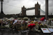 Varios ramos de flores, velas y mensajes dejados en memoria de las víctimas en los alrededores del Ayuntamiento en Londres, el 6 de junio.-WILL OLIVER
