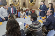 Javier Lacalle recibió en la Alcaldía al equipo de concejales liderado por Leticia Comerón.-SANTI OTERO
